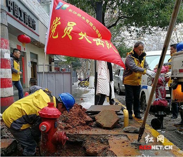 长沙供水有限公司工作人员正对消火栓进行维护。（资料图）